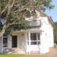 Familienfreundliches, renovierungsbedürftiges Haus aus 1963 & Anbau zum Fertigstellen - Haus mit Baum